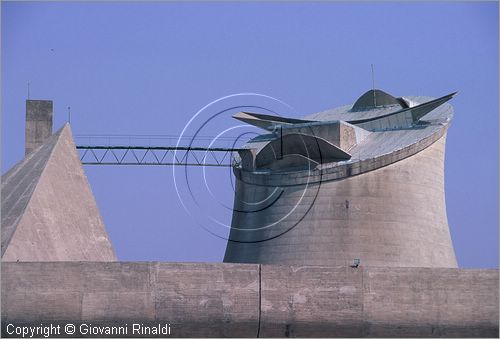 INDIA (PUNJAB) - CHANDIGARH - citt interamente progettata da Le Corbusier negli anni '50 - Capitol - settore 1 (zona degli edifici governativi) - Edificio "Vidhan Sabha" sede dell'Assemblea (Parlamento)