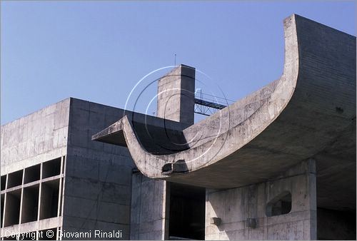 INDIA (PUNJAB) - CHANDIGARH - citt interamente progettata da Le Corbusier negli anni '50 - Capitol - settore 1 (zona degli edifici governativi) - Edificio "Vidhan Sabha" sede dell'Assemblea (Parlamento)