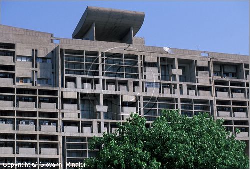 INDIA (PUNJAB) - CHANDIGARH - citt interamente progettata da Le Corbusier negli anni '50 - Capitol - settore 1 (zona degli edifici governativi) - Edificio del Secretariat (Segreteria di Stato)