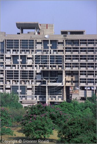 INDIA (PUNJAB) - CHANDIGARH - citt interamente progettata da Le Corbusier negli anni '50 - Capitol - settore 1 (zona degli edifici governativi) - Edificio del Secretariat (Segreteria di Stato)