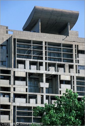 INDIA (PUNJAB) - CHANDIGARH - citt interamente progettata da Le Corbusier negli anni '50 - Capitol - settore 1 (zona degli edifici governativi) - Edificio del Secretariat (Segreteria di Stato)