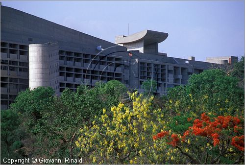 INDIA (PUNJAB) - CHANDIGARH - citt interamente progettata da Le Corbusier negli anni '50 - Capitol - settore 1 (zona degli edifici governativi) - Edificio del Secretariat (Segreteria di Stato)