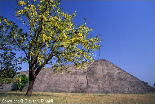 INDIA (PUNJAB) - CHANDIGARH - citt interamente progettata da Le Corbusier negli anni '50 - Capitol - settore 1 (zona degli edifici governativi) - Collina Geometrica