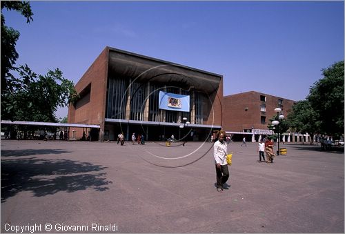 INDIA (PUNJAB) - CHANDIGARH - citt interamente progettata da Le Corbusier negli anni '50 - Capitol - settore 17 - La Piazza con l'edificio del Cinema