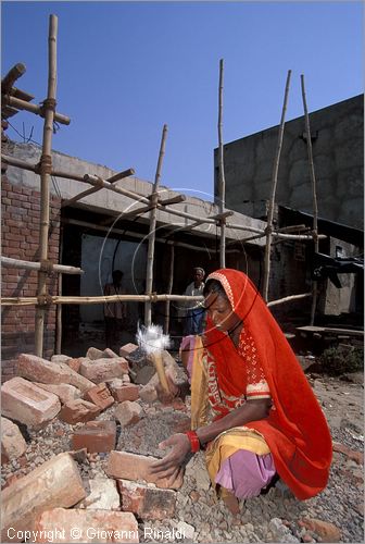 INDIA (PUNJAB) - CHANDIGARH - citt interamente progettata da Le Corbusier negli anni '50 - donna a lavoro in un cantiere