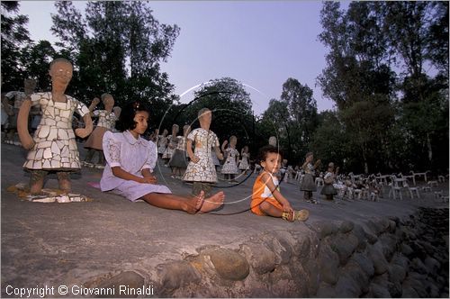 INDIA (PUNJAB) - CHANDIGARH - citt interamente progettata da Le Corbusier negli anni '50 - Giardino Roccioso (Rock Garden) - bizzarria architettonica dell'artista Nek Chand