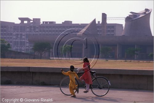 INDIA (PUNJAB) - CHANDIGARH - citt interamente progettata da Le Corbusier negli anni '50 - giovani al Capitolio