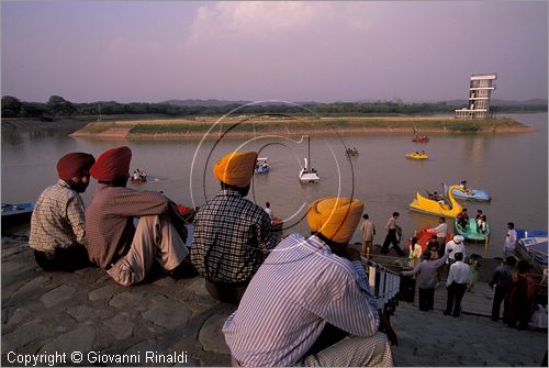 INDIA (PUNJAB) - CHANDIGARH - citt interamente progettata da Le Corbusier negli anni '50 - laghetto artificiale (Sukhna Lake)