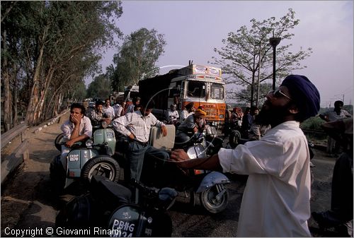 INDIA (PUNJAB) - CHANDIGARH - al passaggio a livello