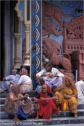 INDIA (UTTAR PRADESH) - Haridwar - citt di pellegrinaggio sulle rive del Gange - fuori da un tempio hindu