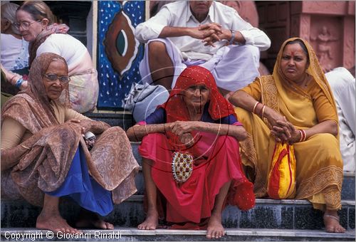 INDIA (UTTAR PRADESH) - Haridwar - citt di pellegrinaggio sulle rive del Gange - fuori da un tempio hindu