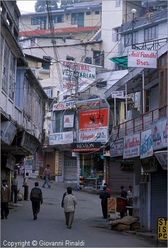 INDIA (UTTAR PRADESH) - Mussoorie - The Mall presso il Kulri Bazaar