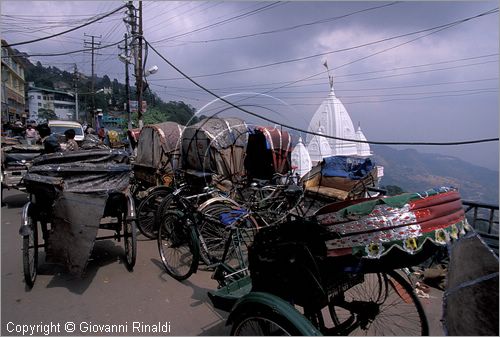 INDIA (UTTAR PRADESH) - Mussoorie - ciclorisci presso il tempio di Lakhsmi Narayan