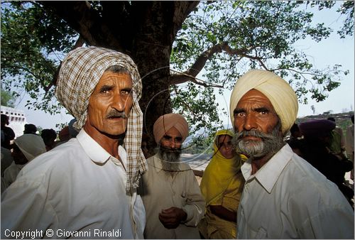 INDIA (HIMACHAL PRADESH) - Nalagarh - pellegrinaggio ad un tempio Sikh nelle vicinanze