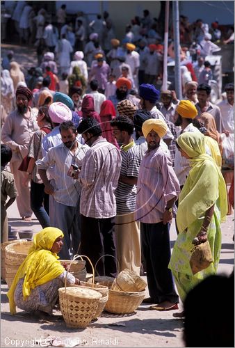 INDIA (HIMACHAL PRADESH) - Nalagarh - pellegrinaggio ad un tempio Sikh nelle vicinanze