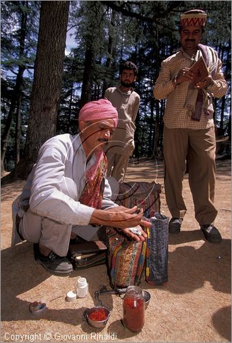 INDIA (HIMACHAL PRADESH) - Naldhera - venditore di zafferano ed altri prodotti