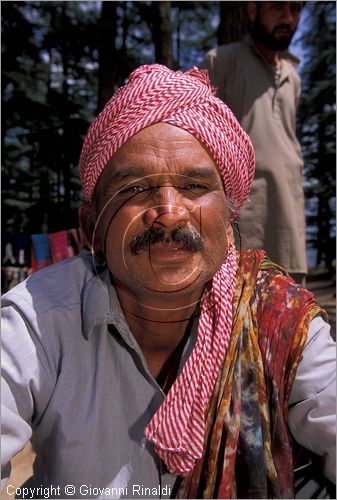 INDIA (HIMACHAL PRADESH) - Naldhera - venditore di zafferano ed altri prodotti