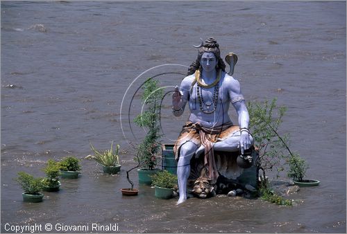 INDIA (UTTAR PRADESH) - Rishikesh - sulla sponda occidentale del Gange