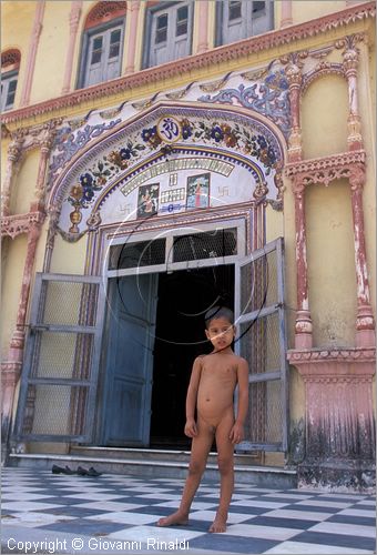 INDIA (UTTAR PRADESH) - Rishikesh - un bambino davanti ad un tempio