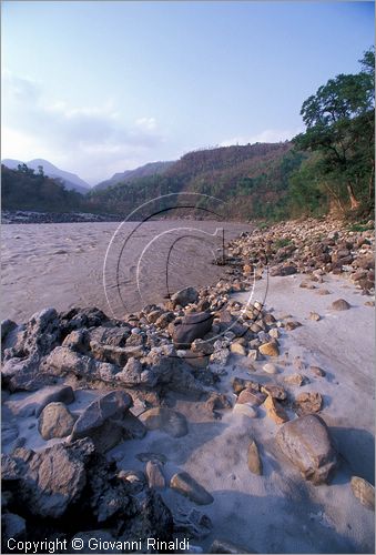 INDIA (UTTAR PRADESH) - Rishikesh - il Gange presso l'hotel "The Glasshouse on the Gange" sulla strada per Badrinath