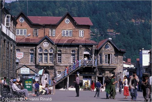 INDIA (HIMACHAL PRADESH) - SHIMLA - The Mall nello slargo dove si affaccia il municipio