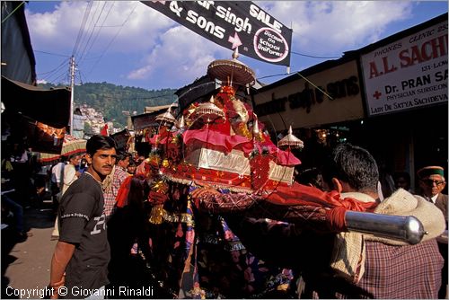 INDIA (HIMACHAL PRADESH) - SHIMLA - Lower Bazar - passaggio di un funerale