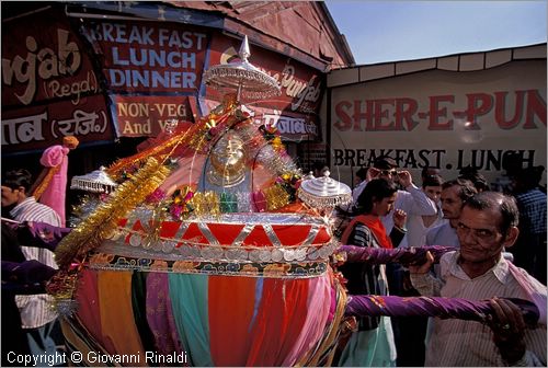 INDIA (HIMACHAL PRADESH) - SHIMLA - Lower Bazar - passaggio di un funerale