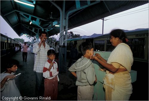 INDIA (HIMACHAL PRADESH) - Treno a scartamento ridotto da Kalka a Shimla - stazione di Kalka prima della partenza