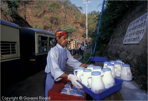 INDIA (HIMACHAL PRADESH) - Treno a scartamento ridotto da Kalka a Shimla - rifornimento alla stazione di Barog