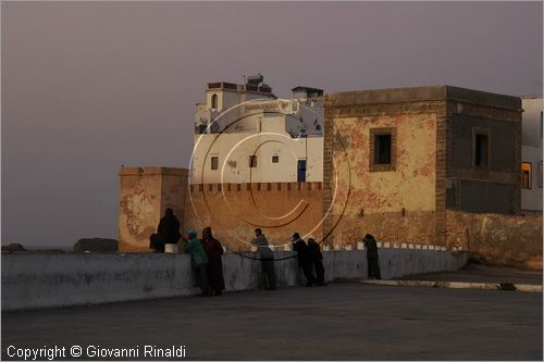 MAROCCO - MAROC - MOROCCO - ESSAOUIRA - veduta al tramonto della terrazza sul mare della grande piazza Moulay Hassan