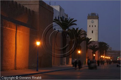 MAROCCO - MAROC - MOROCCO - ESSAOUIRA - veduta serale delle mura su avenue Oqba Ibn Nafiaa