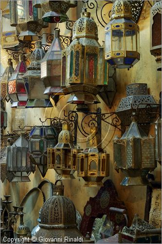 MAROCCO - MAROC - MOROCCO - ESSAOUIRA - artigianato nella medina - lampade berbere