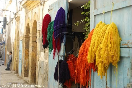 MAROCCO - MAROC - MOROCCO - ESSAOUIRA - lana colorata nei vicoli della medina