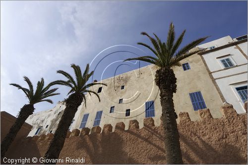 MAROCCO - MAROC - MOROCCO - ESSAOUIRA - le mura e le case su avenue Oqba Ibn Nafiaa