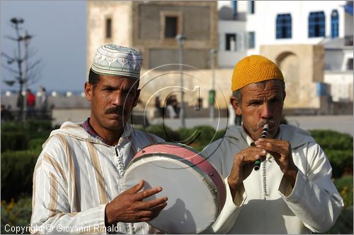 MAROCCO - MAROC - MOROCCO - ESSAOUIRA - suonatori nella grande piazza Moulay Hassan
