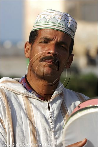 MAROCCO - MAROC - MOROCCO - ESSAOUIRA - suonatori nella grande piazza Moulay Hassan