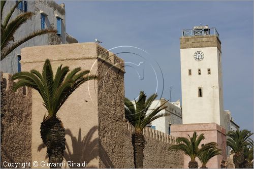 MAROCCO - MAROC - MOROCCO - ESSAOUIRA - le mura le case e la torre dell'orologio su avenue Oqba Ibn Nafiaa