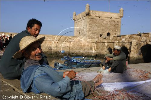 MAROCCO - MAROC - MOROCCO - ESSAOUIRA - il porto - un pescatore aggiusta le reti presso la Skala du Port