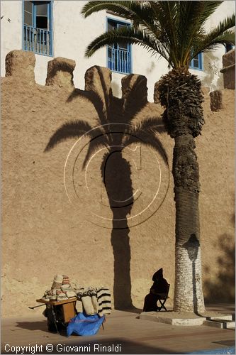 MAROCCO - MAROC - MOROCCO - ESSAOUIRA - le mura con dietro le case della medina lungo la avenue Oqba Ibn Nafiaa