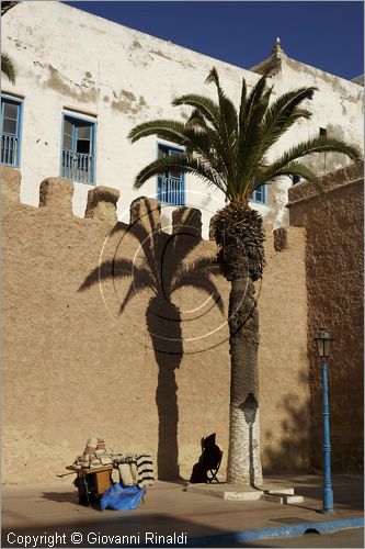 MAROCCO - MAROC - MOROCCO - ESSAOUIRA - le mura con dietro le case della medina lungo la avenue Oqba Ibn Nafiaa