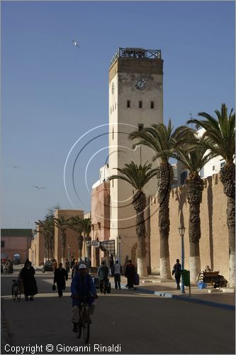 MAROCCO - MAROC - MOROCCO - ESSAOUIRA - le mura con dietro le case della medina lungo la avenue Oqba Ibn Nafiaa