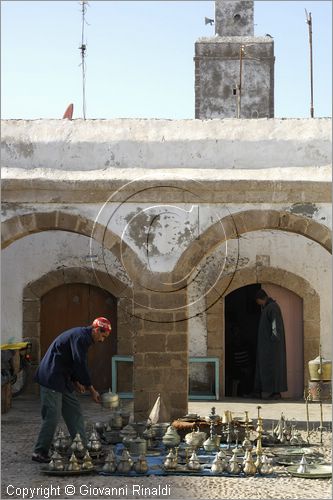 MAROCCO - MAROC - MOROCCO - ESSAOUIRA - prodotti dell'artigianato nel souk