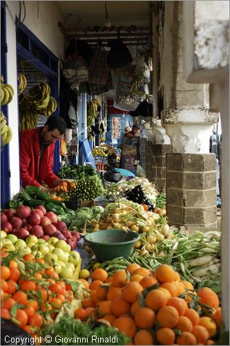 MAROCCO - MAROC - MOROCCO - ESSAOUIRA - mercato alimentare nel souk - agrumi