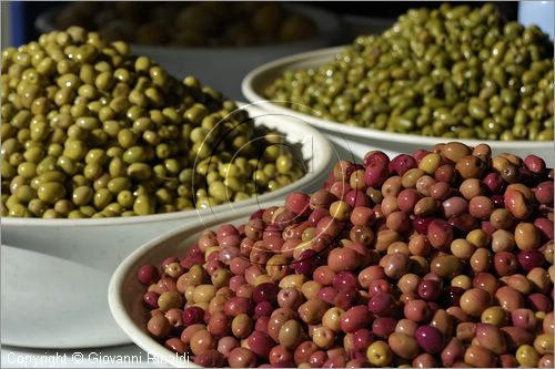 MAROCCO - MAROC - MOROCCO - ESSAOUIRA - mercato alimentare nel souk - olive