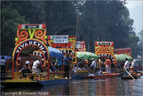 MEXICO - Città del Messico - Xocimilco, una rete di canali dove la domenica si va a passeggio sulle barche e si comprano i fiori