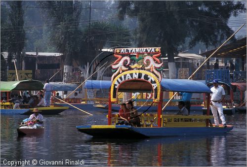 MEXICO - Citt del Messico - Xocimilco, una rete di canali dove la domenica si va a passeggio sulle barche e si comprano i fiori