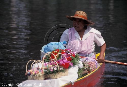 MEXICO - Citt del Messico - Xocimilco, una rete di canali dove la domenica si va a passeggio sulle barche e si comprano i fiori