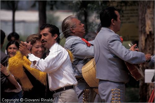 MEXICO - Citt del Messico - Xocimilco, una rete di canali dove la domenica si va a passeggio sulle barche e si comprano i fiori