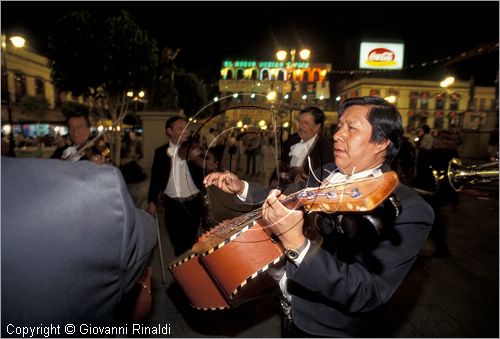 MEXICO - Citt del Messico - Plaza Garibaldi - "mariachi" suonano serenate alle coppie per pochi pesos