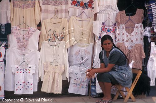 MEXICO - Oaxaca - mercatino artigianale in Plazuela del Carmen Alto